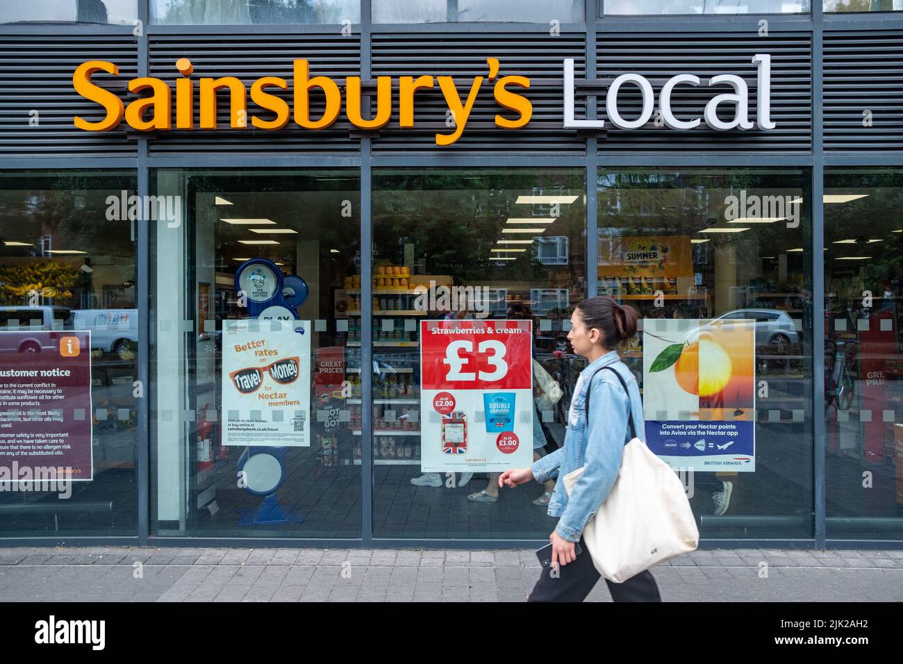 Londra - Luglio 2022: Filiale locale di Sainsbury nella Londra occidentale- grande marca britannica di supermercati Foto Stock