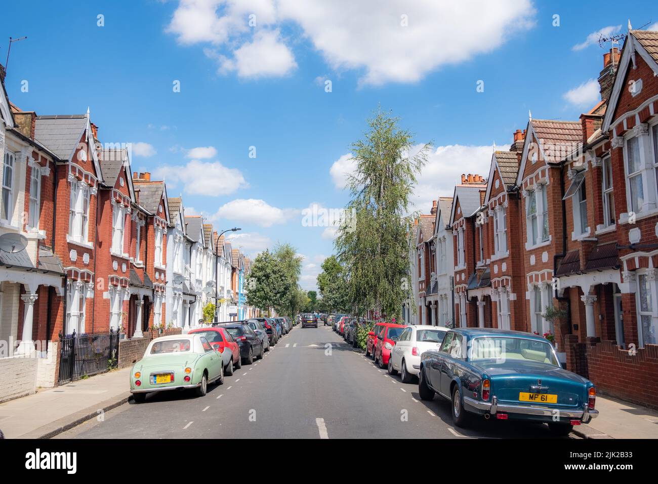 Londra, 2022 luglio: Residential Street nella zona di Hammersmith / Shepherds Bush a ovest di Londra Foto Stock