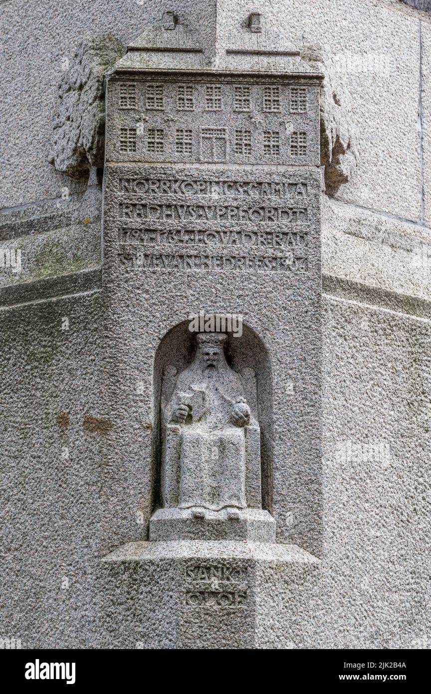 Arte pubblica a Norrköping, Svezia: San Olof un rilievo di granito sulla facciata del municipio dal 1910 di Johan Axel Wetterlund Foto Stock Arte pubblica a Norrköping, Svezia: San Olof un rilievo di granito sulla facciata del municipio dal 1910 di Johan Axel Wetterlund Foto Stock