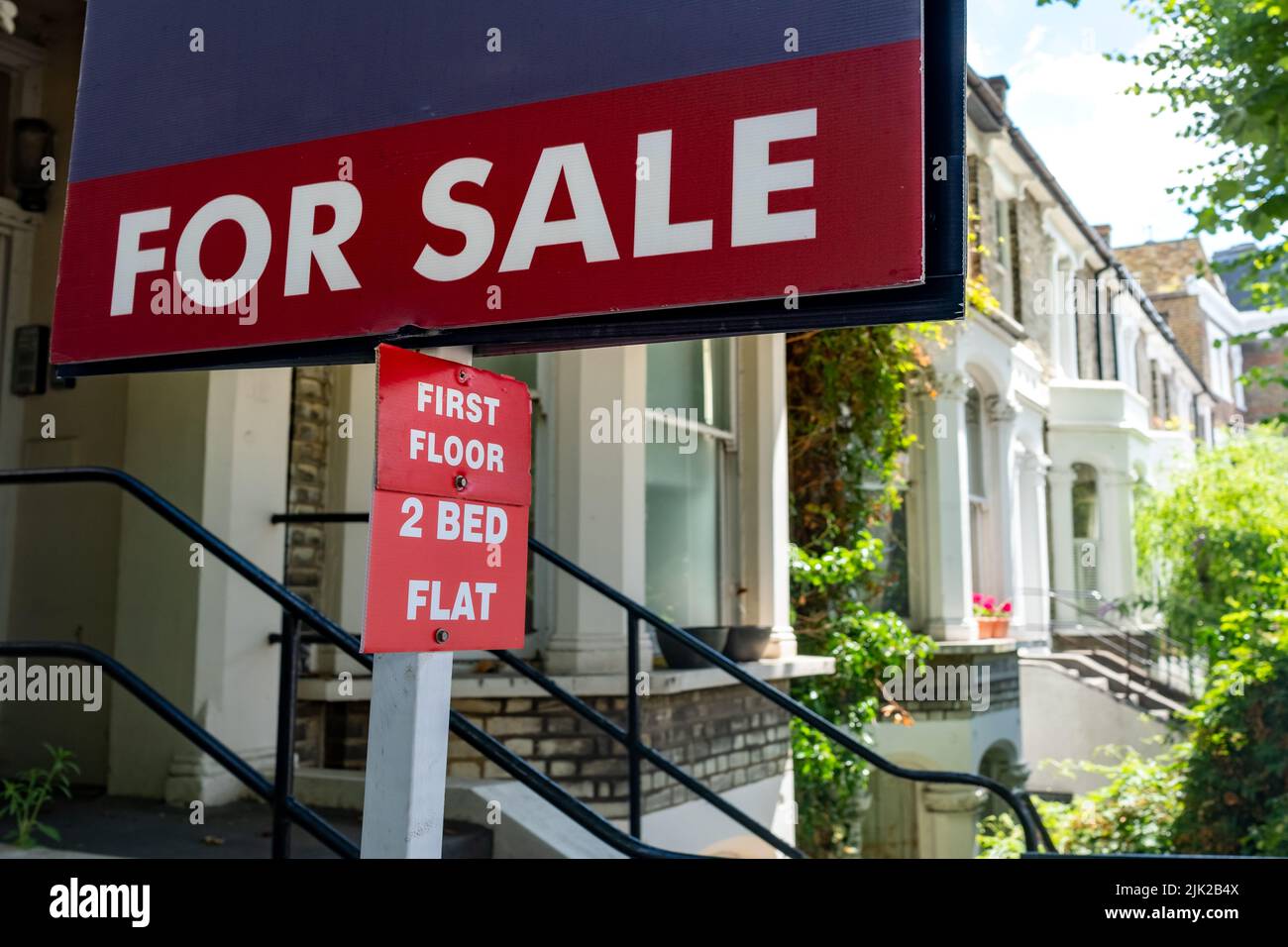 Agente immobiliare 2 Letto Appartamento in Vendita segno su strada di case- UK Foto Stock Agente immobiliare 2 Letto Appartamento in Vendita segno su strada di case- UK Foto Stock