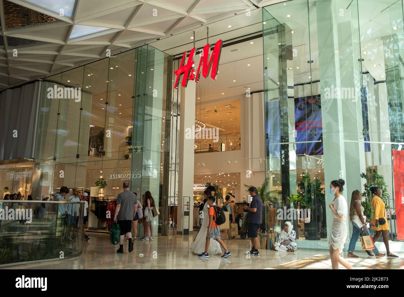 Londra - Luglio 2022: H & M Store all'interno di Westfield Londra a Shepherds Bush Foto Stock