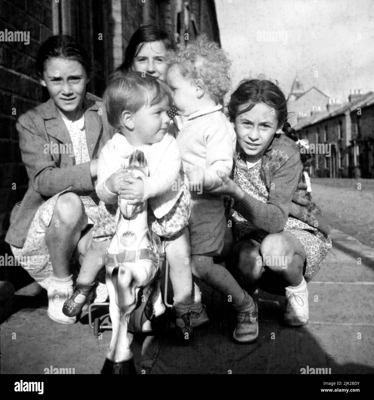 Bambini in una strada inglese nel 1950 Foto Stock