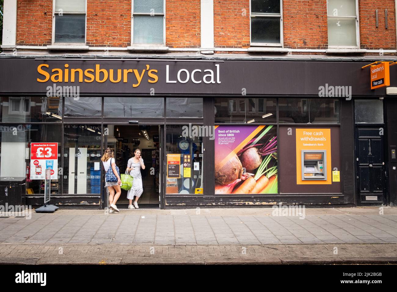 Londra - Luglio 2022: Filiale locale di Sainsbury nella Londra occidentale- grande marca britannica di supermercati Foto Stock