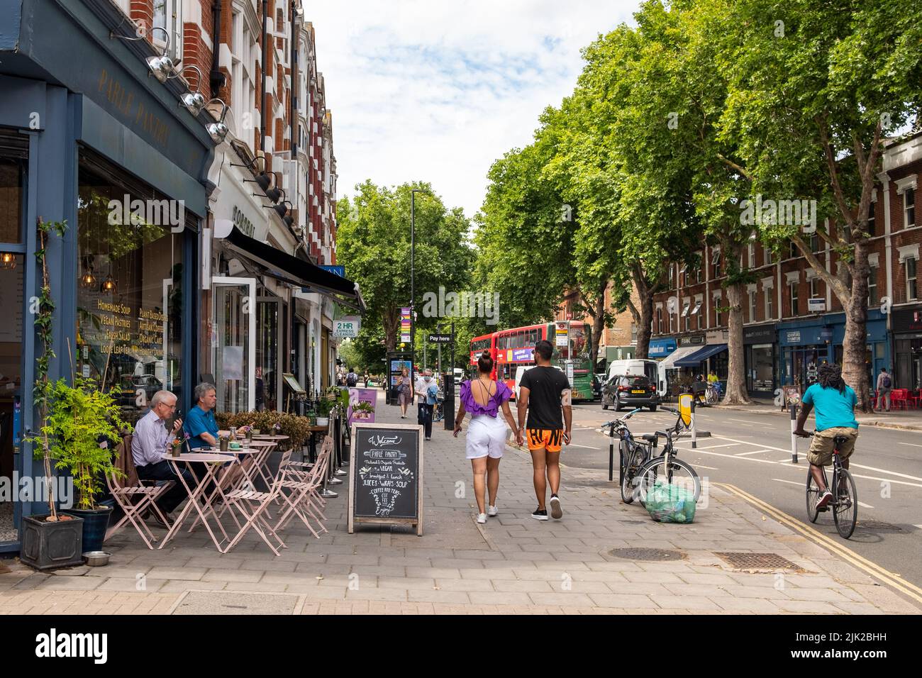 Londra- Luglio 2022: Scena estiva di Chiswick High Road, una lunga strada di negozi di alta strada attraenti in una zona di aspirazione di West London Foto Stock