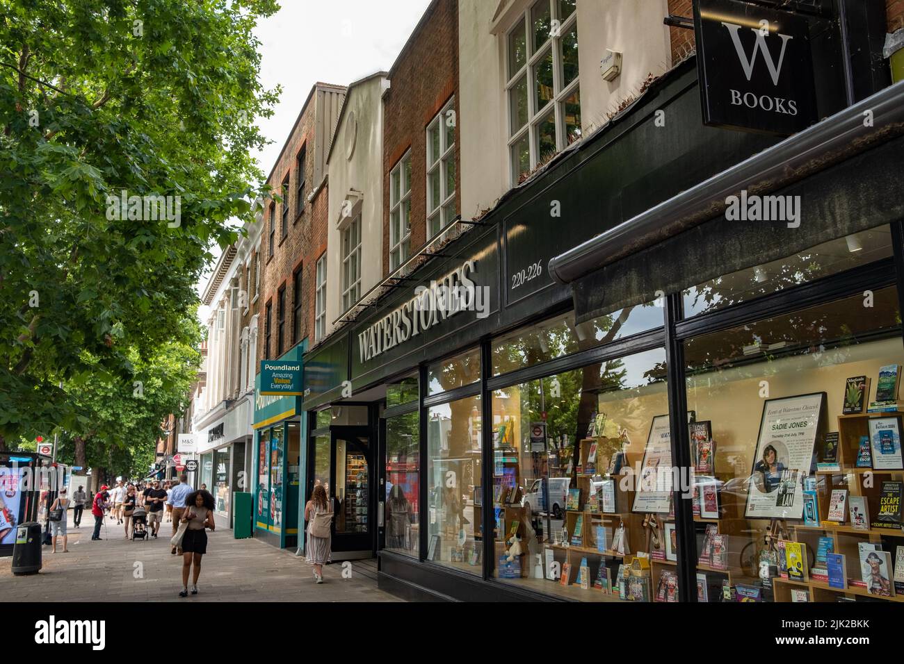 Londra- Luglio 2022: Scena estiva di Chiswick High Road, una lunga strada di negozi di alta strada attraenti in una zona di aspirazione di West London Foto Stock