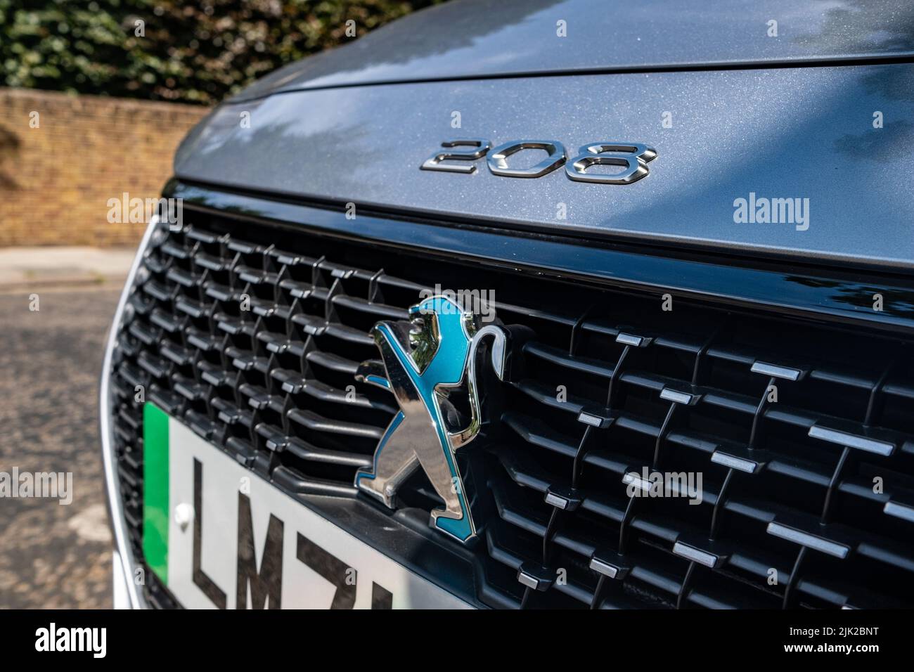 Londra - Luglio 2022: Peugeot e 208 modello elettrico e ibrido del costruttore francese di automobili. Foto Stock