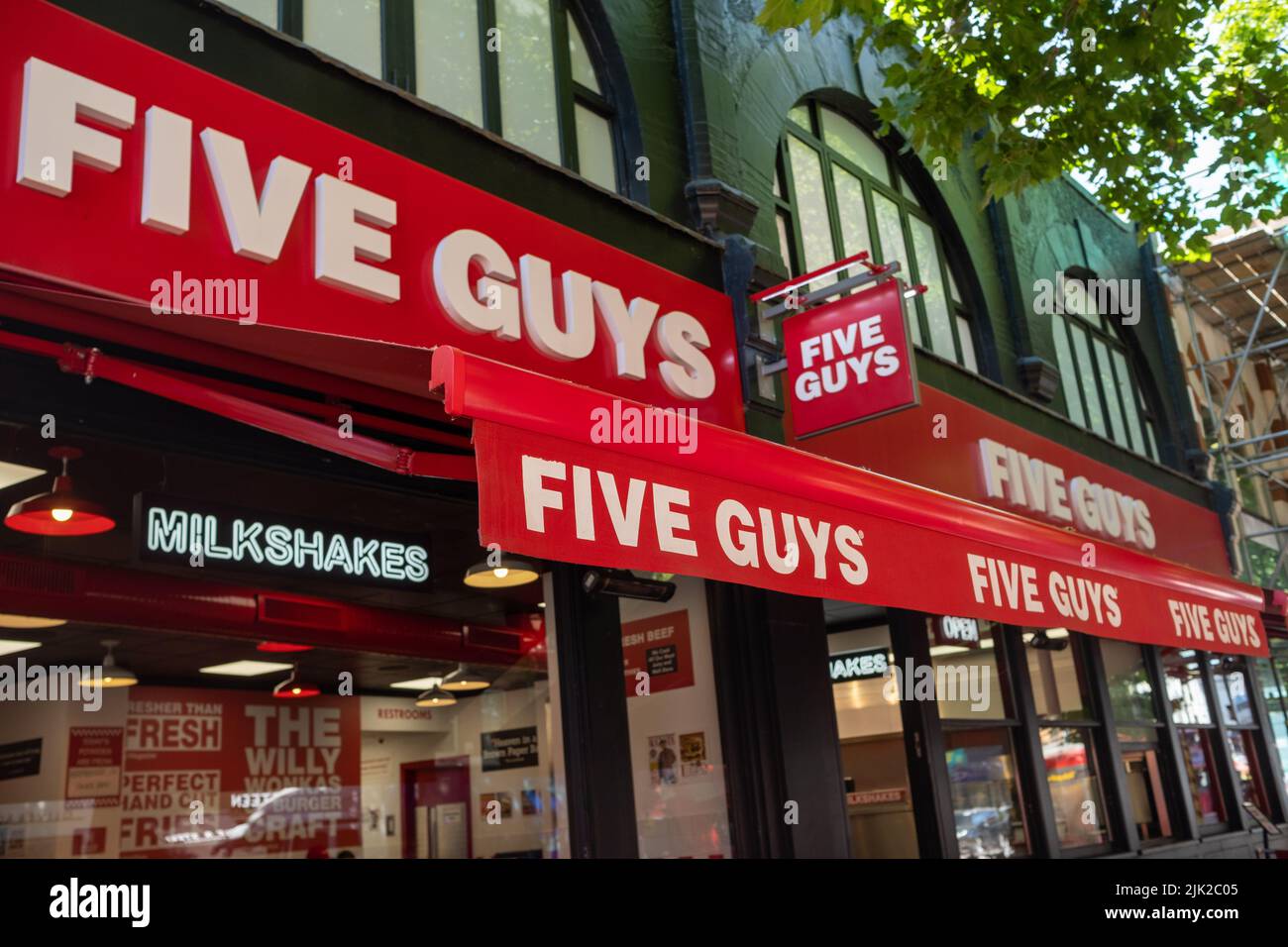 Londra, 2022 luglio: Filiale di Five Guys a Chiswick, Londra occidentale. Una catena di ristoranti fast food americani Foto Stock