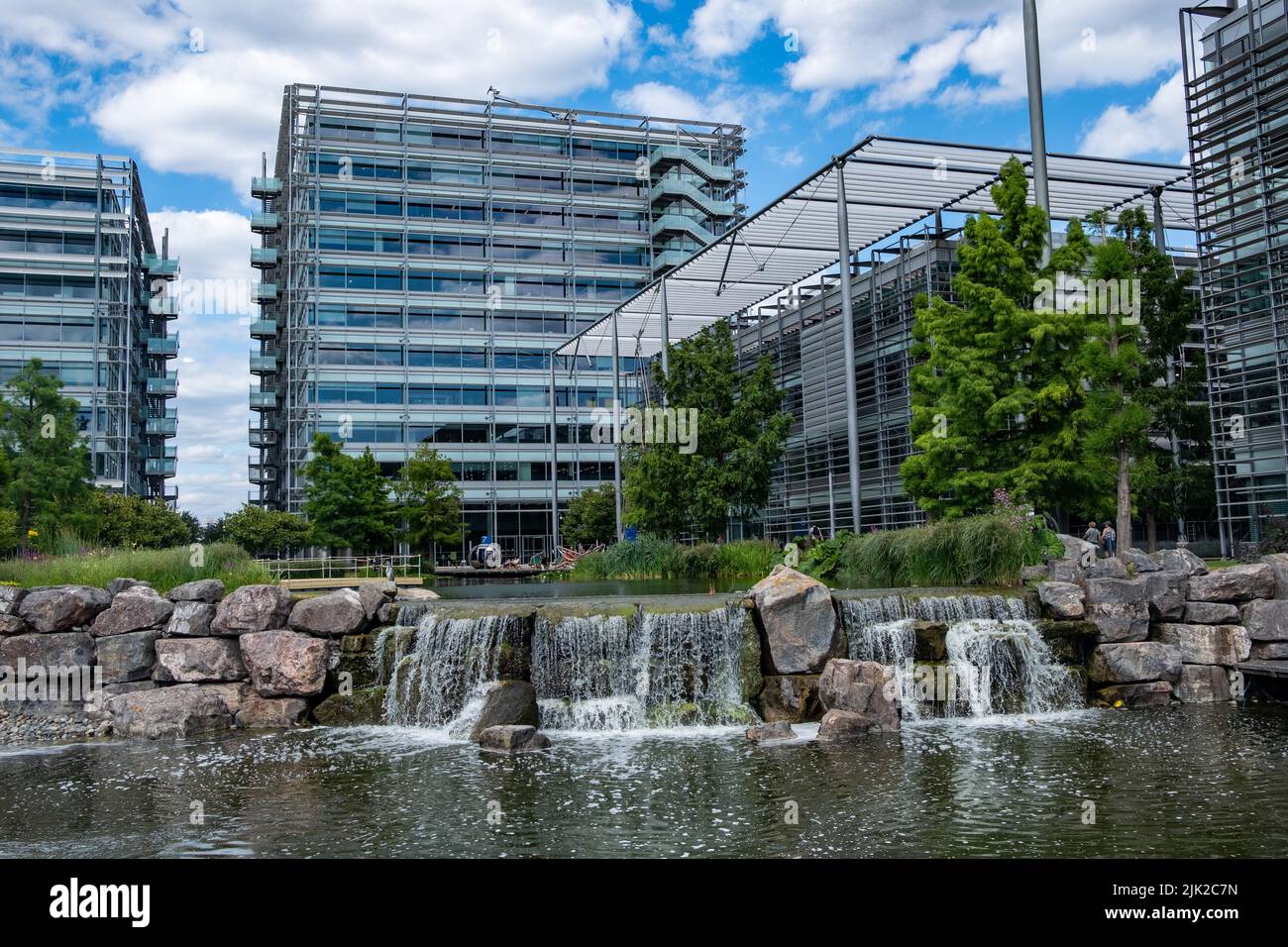 Londra- Luglio 2022: LONDRA- Chiswick Park a Londra Ovest. Un moderno sviluppo di uffici con spazi comuni paesaggistici Foto Stock