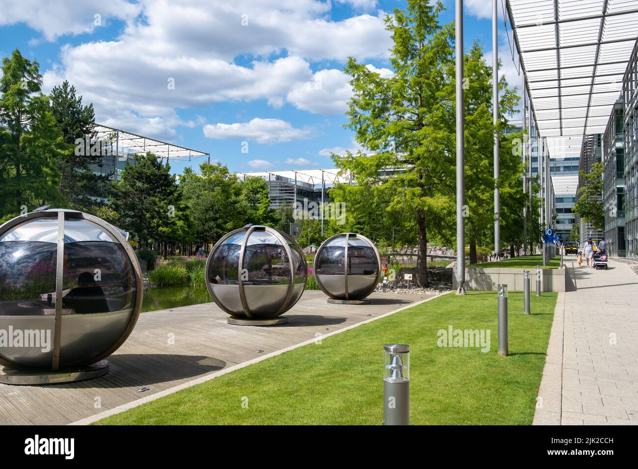 Londra- Luglio 2022: LONDRA- Chiswick Park a Londra Ovest. Un moderno sviluppo di uffici con spazi comuni paesaggistici Foto Stock