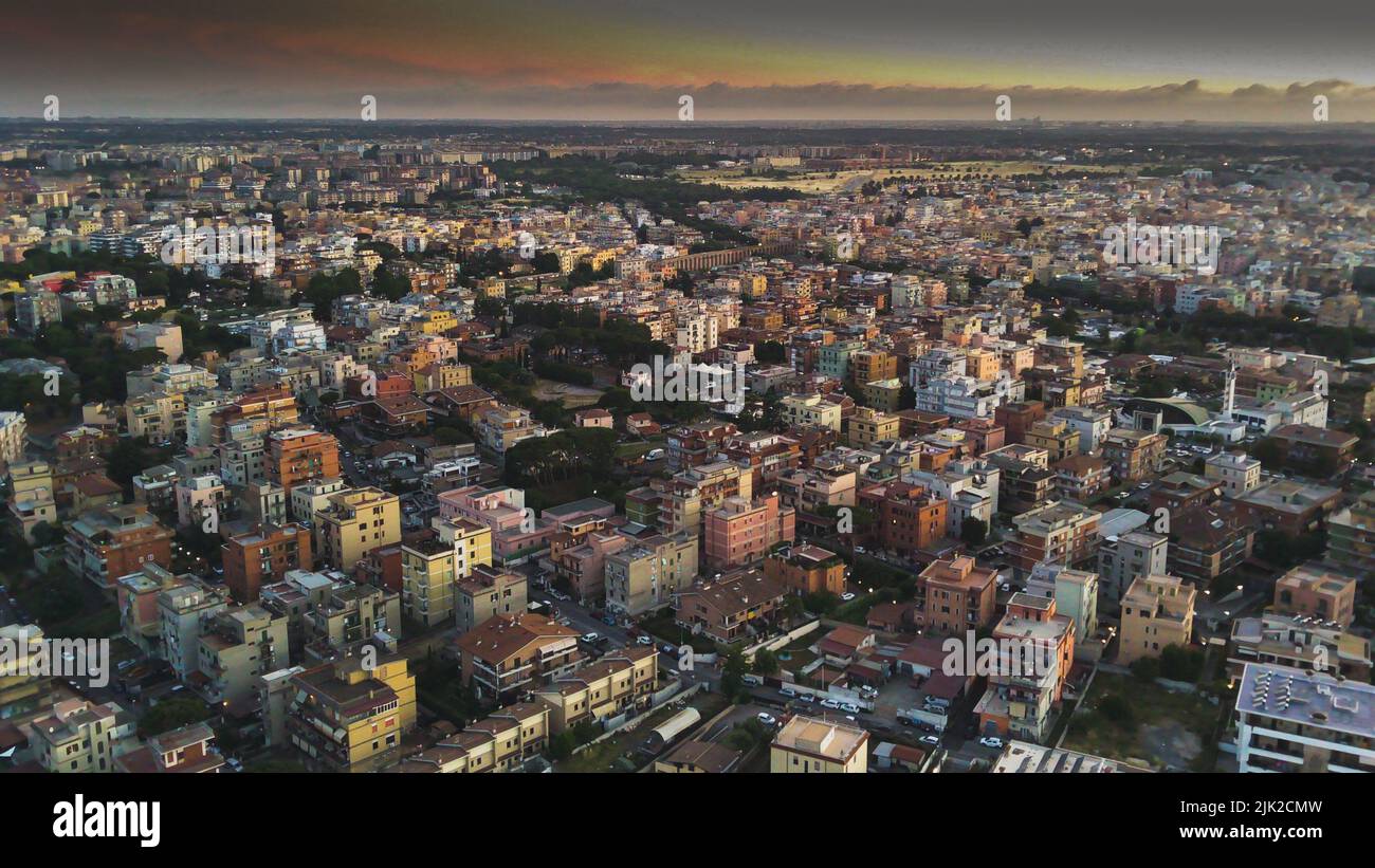 Vista dall'alto della città di Roma, con alti edifici, alberghi e parchi. Foto Stock