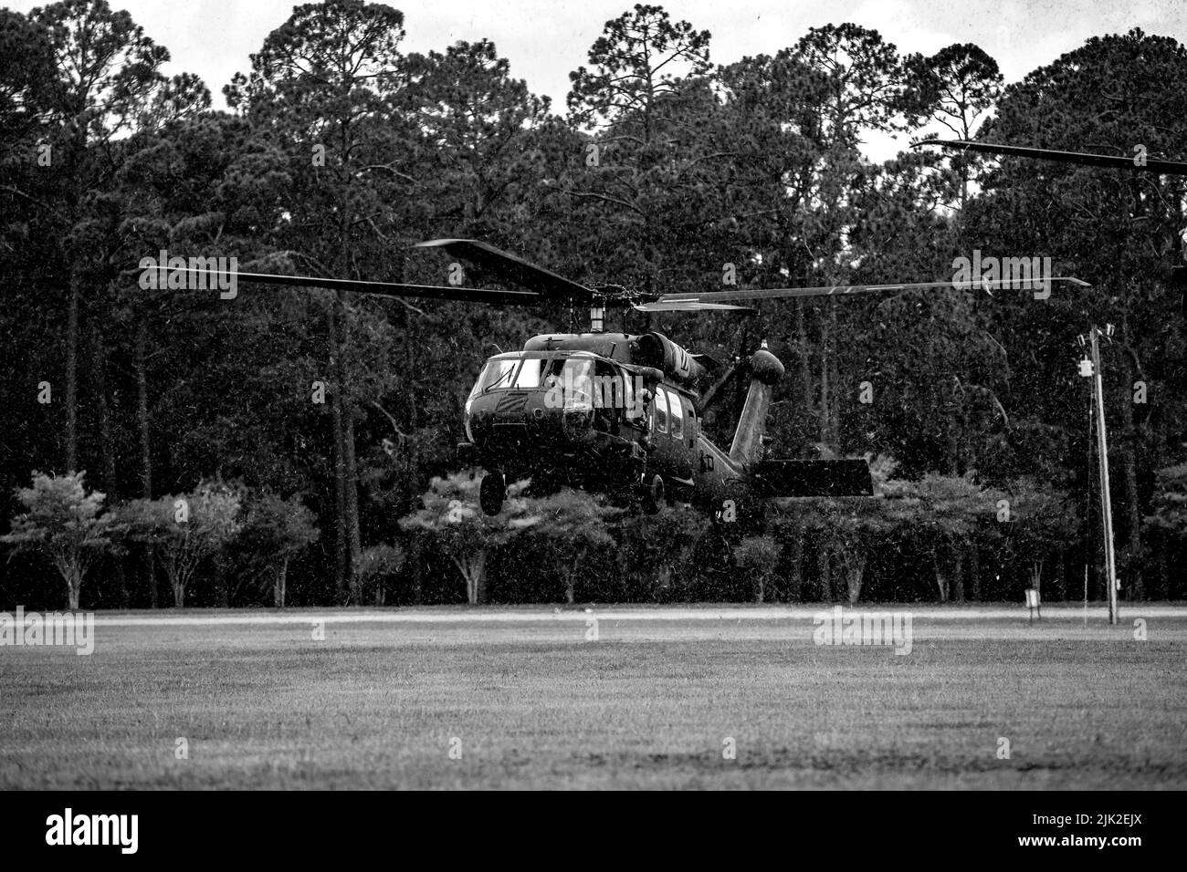 I paracadutisti assegnati a Charlie Troop, 1-73 Cavalry Regiment, 2nd Brigade Combat Team, 82nd Airborne Division conducono un'assalto aereo e corrono la corsia 'ultimi 100 iarde' per il XVIII Airborne Corps Best Squad Competition su Fort Stewart, GA, 28 luglio 2022. Durante la migliore competizione di squadra, i concorrenti sono stati testati su un'ampia gamma di soggetti, tra cui la navigazione terrestre, la cura del mercato, la cura degli incidenti, il fitness fisico, le tattiche delle piccole unità e la resistenza. (STATI UNITI Esercito foto di SPC. Vincent Levquota) Foto Stock