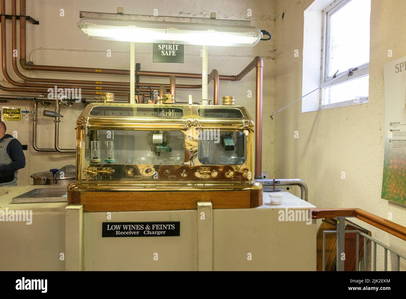 Distilleria di whisky Oban nella città portuale di Oban Scozia, macchinario per la sicurezza dello spirito parte del processo di distillazione del whisky, Scozia, Regno Unito Foto Stock