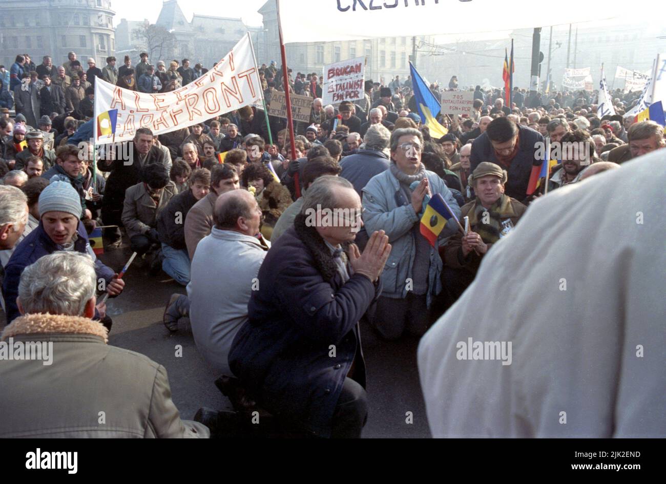 Bucarest, Romania, 28 gennaio 1990. Un mese dopo la rivoluzione anti-comunista, i sostenitori dei partiti storici (di destra) si opporiscono al nuovo sistema politico in atto, composto principalmente da ex ufficiali comunisti. I partecipanti si fermavano per un momento di preghiera. Foto Stock