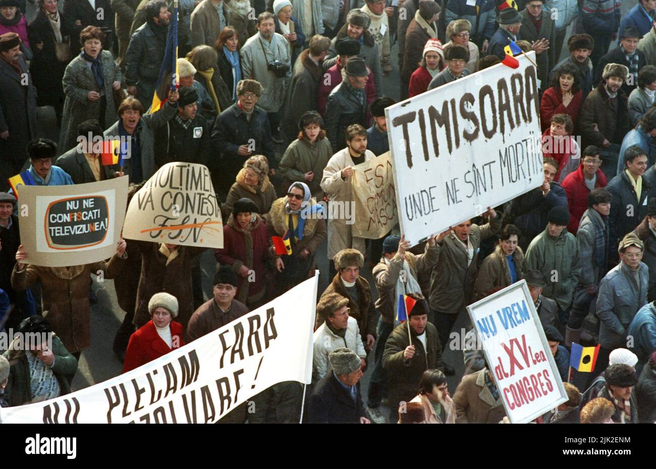 Bucarest, Romania, 28 gennaio 1990. Un mese dopo la rivoluzione anti-comunista, i sostenitori dei partiti storici (di destra) si opporiscono al nuovo sistema politico in atto, composto principalmente da ex ufficiali comunisti. Foto Stock