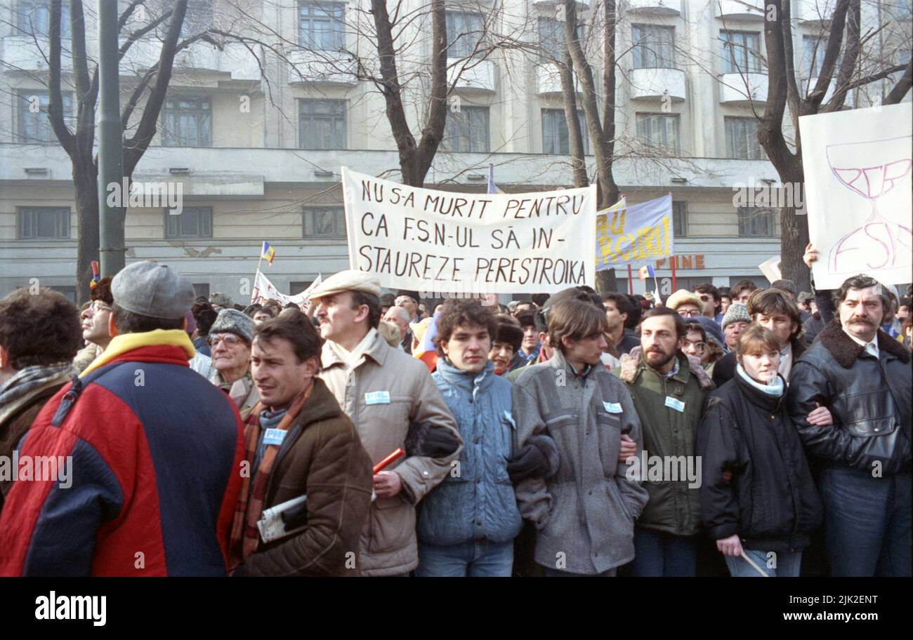 Bucarest, Romania, 28 gennaio 1990. Un mese dopo la rivoluzione anticomunista, i sostenitori dei partiti storici (di destra) marciano contro il nuovo partito politico al potere, F.S.N., composto principalmente da ex ufficiali comunisti. Una bandiera che dice "la gente non è morta in modo che F.S.N. possa reistare Perestroika". Foto Stock