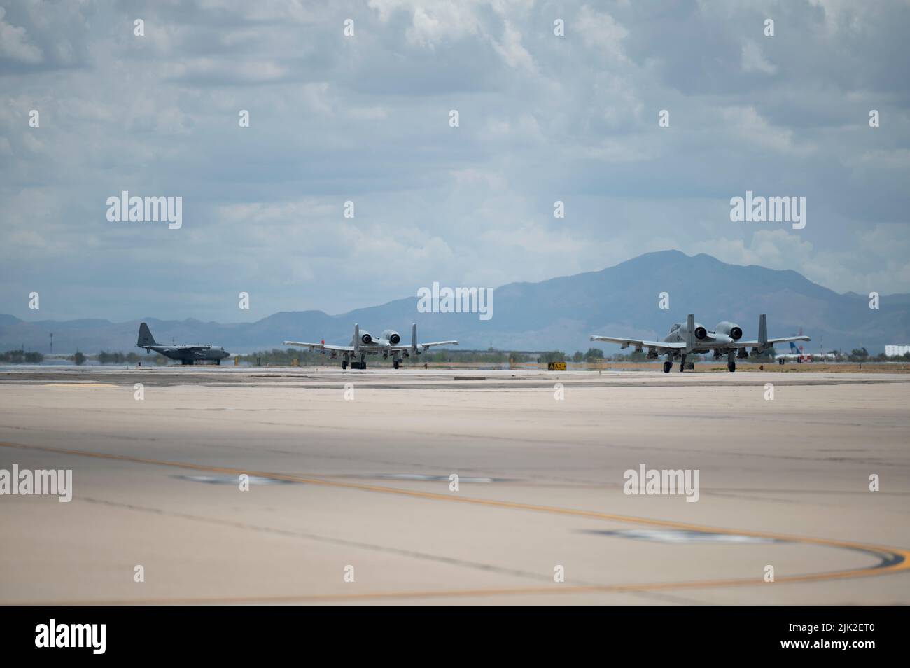 Due US Air Force A-10 Thunderbolt IIS assegnati alla 355th Wing e una EC-130H Compass Call assegnato al 55th Electronic Combat Group taxi fuori per la pista alla Davis-Monthan Air Force base, Arizona, 26 luglio 2022. DM ospita l'unica missione di attacco elettronico dell'Air Force, composta da tre squadroni e circa 900 persone. (STATI UNITI Foto Air Force di Senior Airman Kaitlyn Ergish) Foto Stock