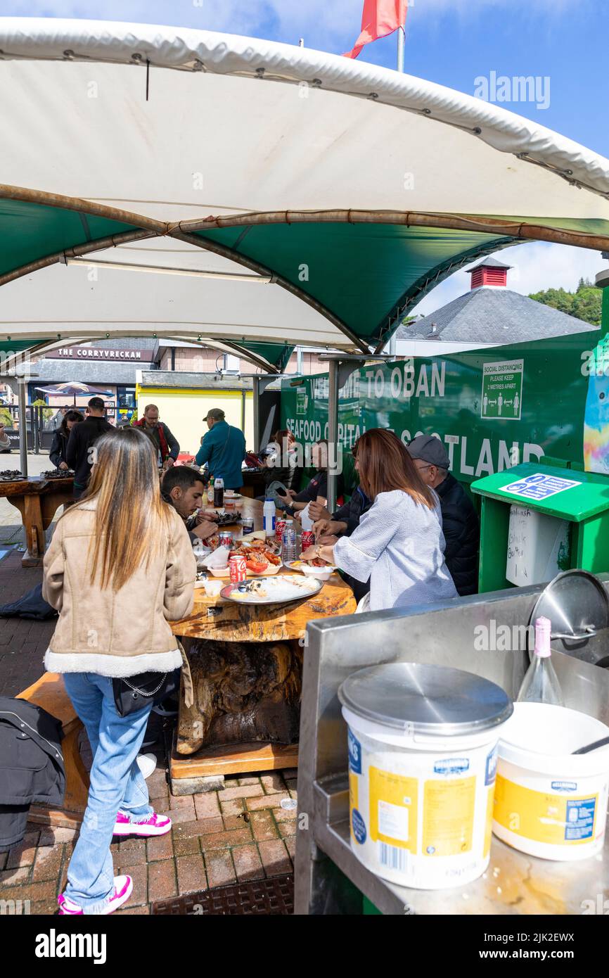 Oban Scotland Seafood Shack, i clienti possono gustare frutti di mare e frutti di mare freschi sul molo, giorno d'estate 2022, Regno Unito, Europa Foto Stock