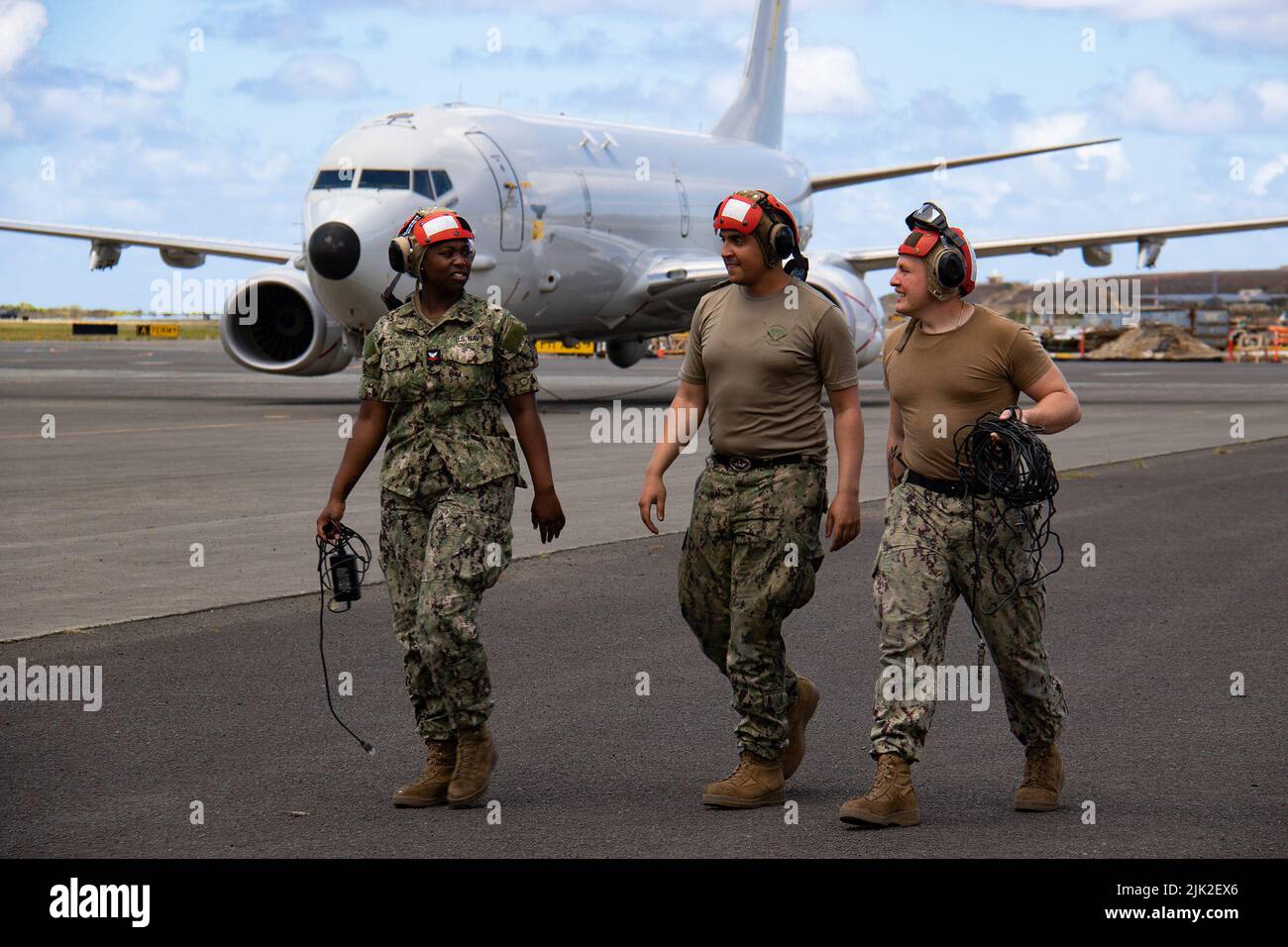 220723-N-WW800-1028 BASE DEI CORPI MARINI HAWAII, Hawaii (23 luglio 2022) - Aviation Ordnanceman 2nd Classe Jessica Washington, sinistra, Aviation Ordnanceman Airman Joshua Lugo, centro, E Aviation Ordnanceman 3rd Class Connor Southardbrents, Right, assegnato a Patrol Squadron (VP) 47, effettuare un'ispezione di turnaround su un P-8A Poseidon aereo durante il Rim del Pacifico (RIMPAC), luglio 23. Ventisei nazioni, 38 navi, tre sottomarini, più di 170 aerei e 25.000 personale partecipano a RIMPAC dal 29 giugno al 4 agosto nell'Isola Hawaiana e nella California meridionale. Il mondo” Foto Stock