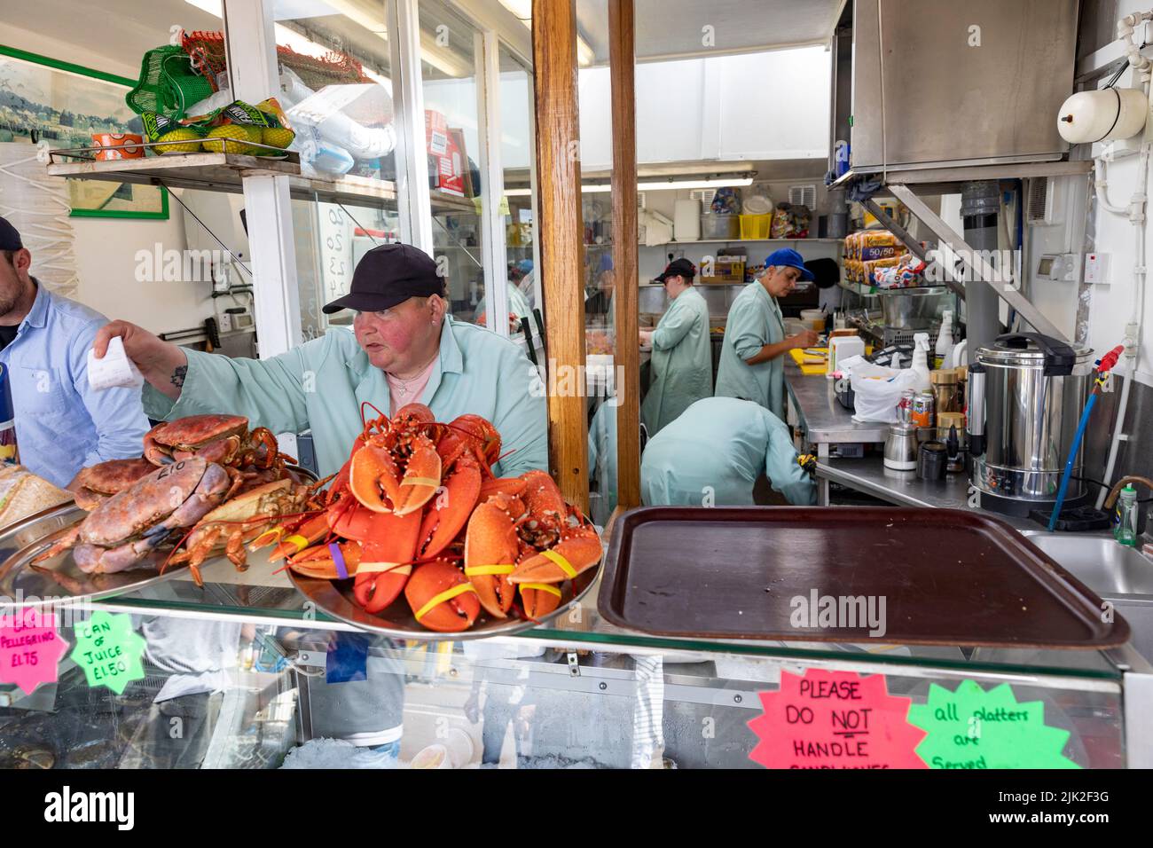 Oban, frutti di mare sul molo, personale del Seafood Hut, granchio e aragosta raffigurati, Highlands scozzesi, Scozia, estate 2022 Foto Stock