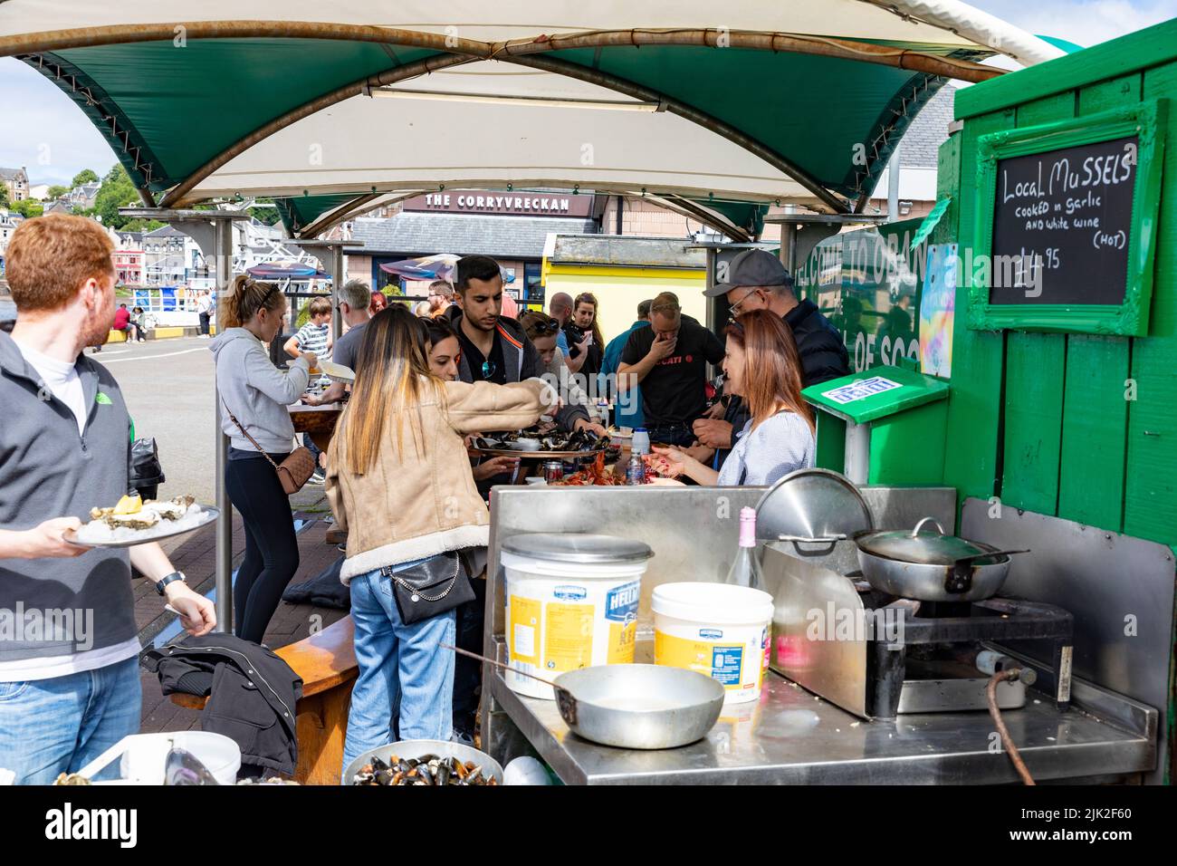 Oban Scotland, gente che mangia frutti di mare freschi di crostacei dal Green Shack sul molo Oban, Argyll, Scozia, UK estate 2022 Foto Stock