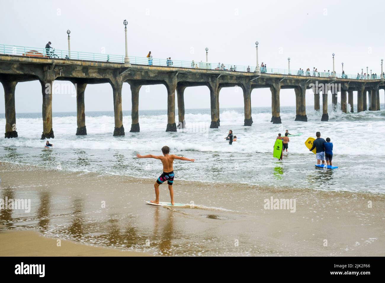 Skimminboard al Pier, Manhattan Beach, Los Angeles County, California, Stati Uniti d'America Foto Stock