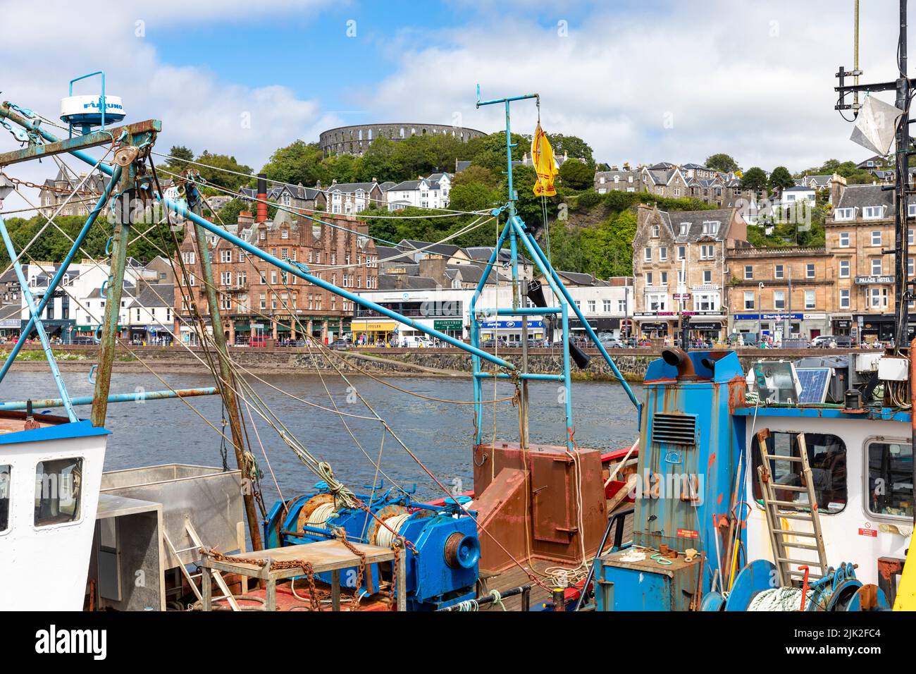 Porto e porto di Oban, pescherecci e barche ormeggiate nel porto, Oban, Scozia, estate 2022 Foto Stock