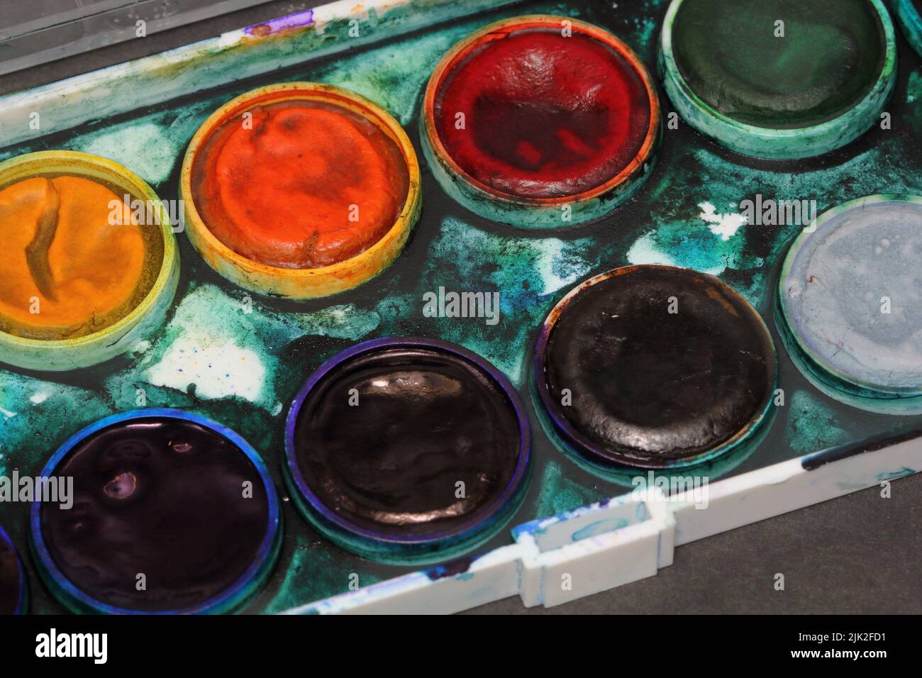 Dettaglio della barra acquerello usata, colori anilini, acquerelli brillanti Foto Stock