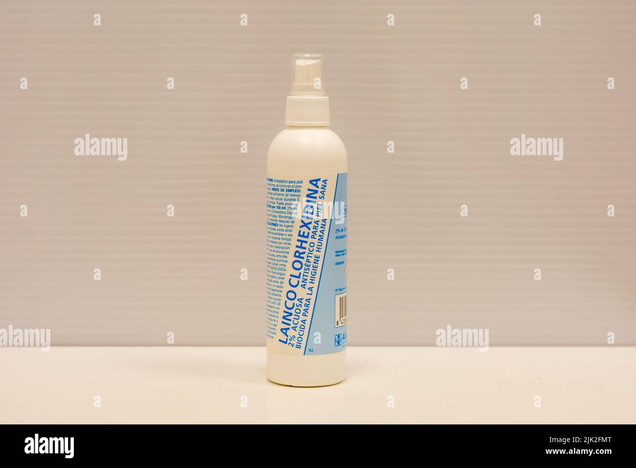 Fotografia di una bottiglia di spray clorexidina, antisettico topico per la disinfezione della pelle, ferite e materiale medico Foto Stock
