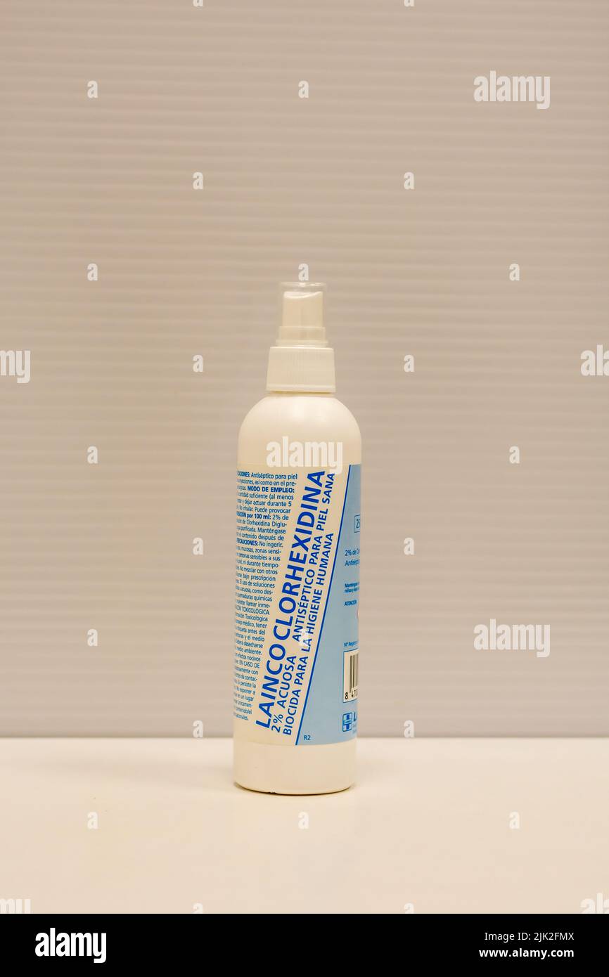 Fotografia di una bottiglia di spray clorexidina, antisettico topico per la disinfezione della pelle, ferite e materiale medico Foto Stock