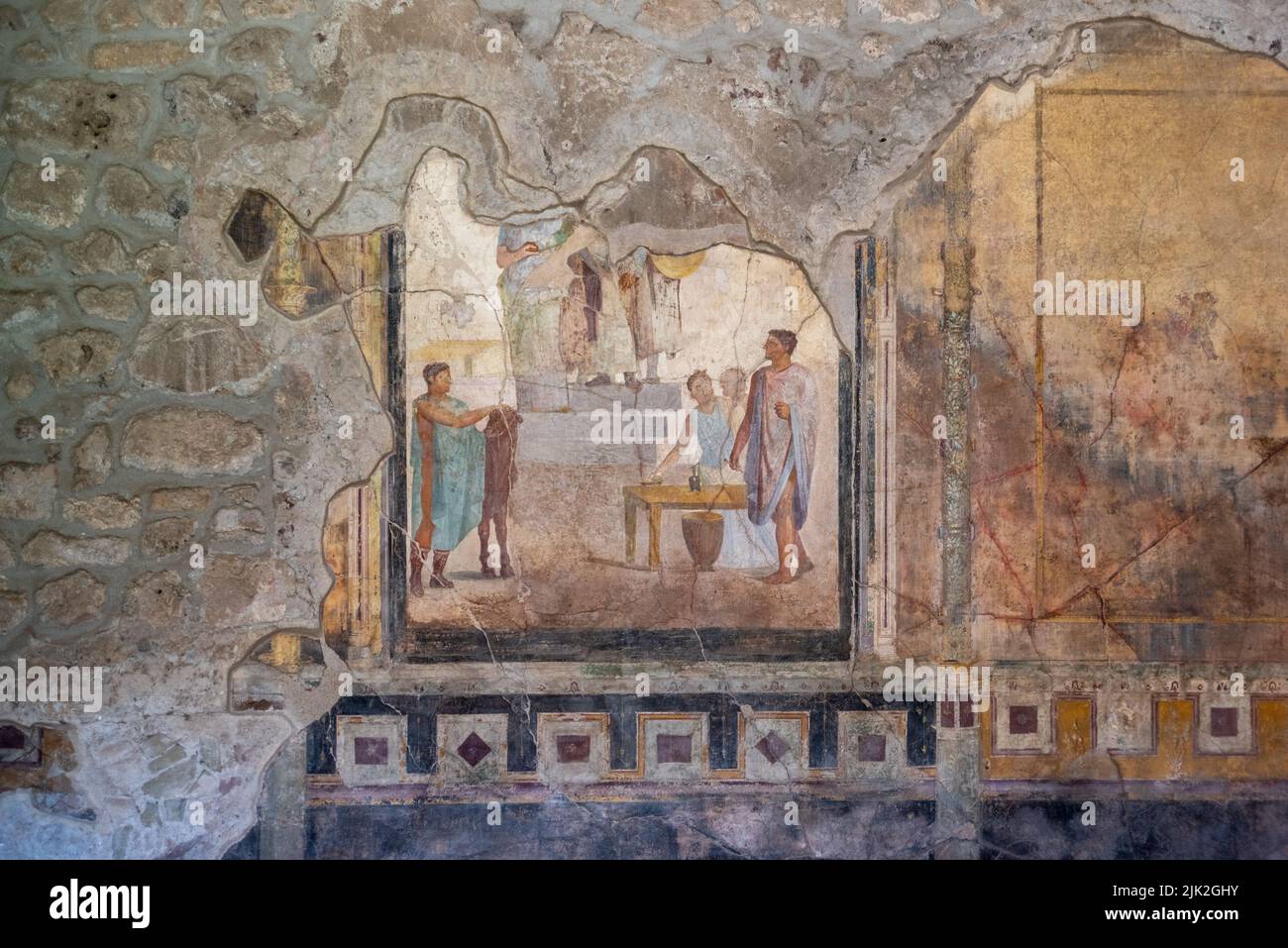 Pittura scenografica di abitanti romani in un affresco di un'antica villa romana a Pompei, nel sud dell'Italia Foto Stock