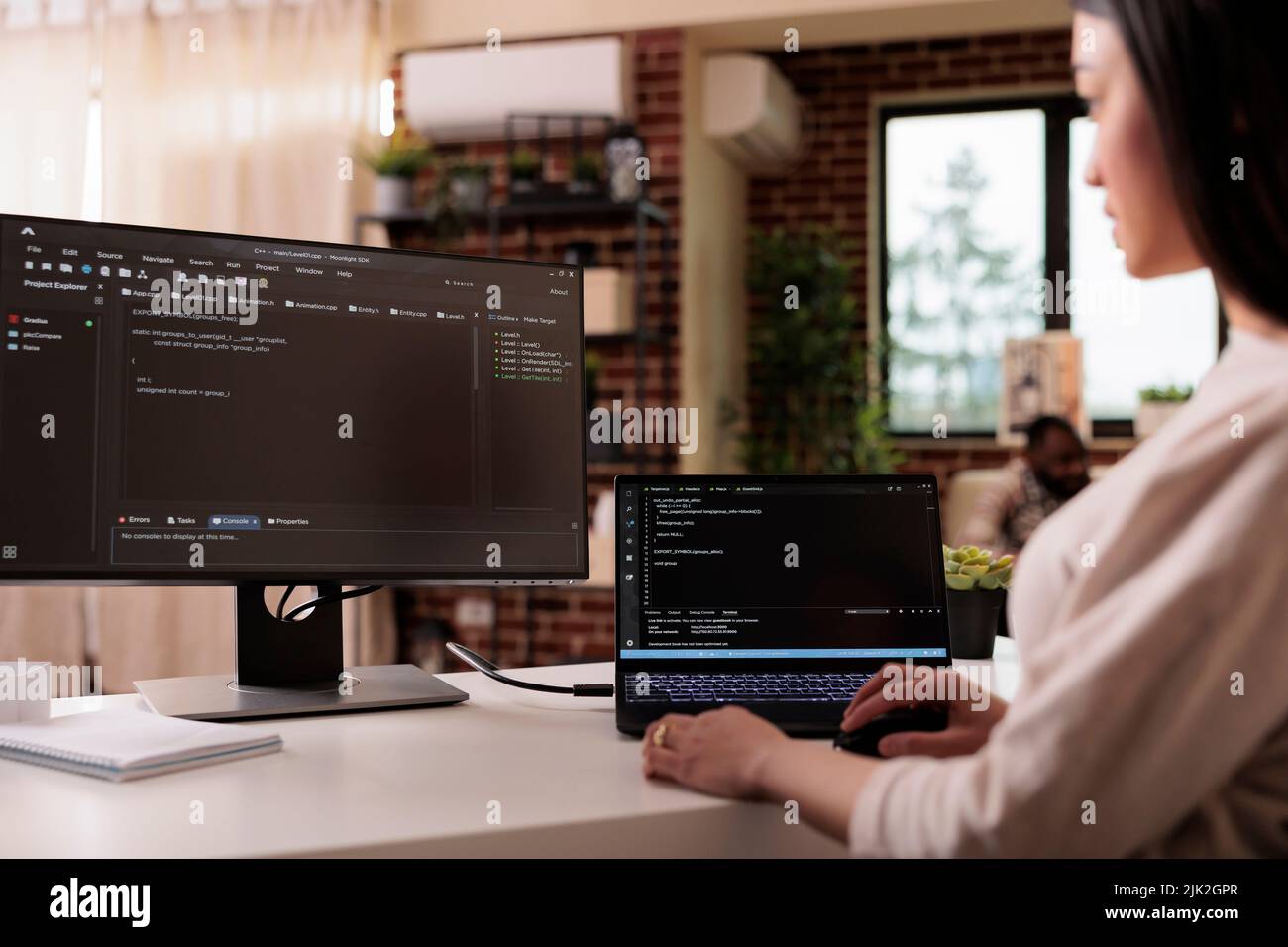 Sviluppatore freelance femminile che codifica script html con server cloud online e programmazione firewall di sicurezza. Apprendimento della nuova interfaccia utente sulla finestra del terminale con linguaggio di codice e applicazione. Foto Stock