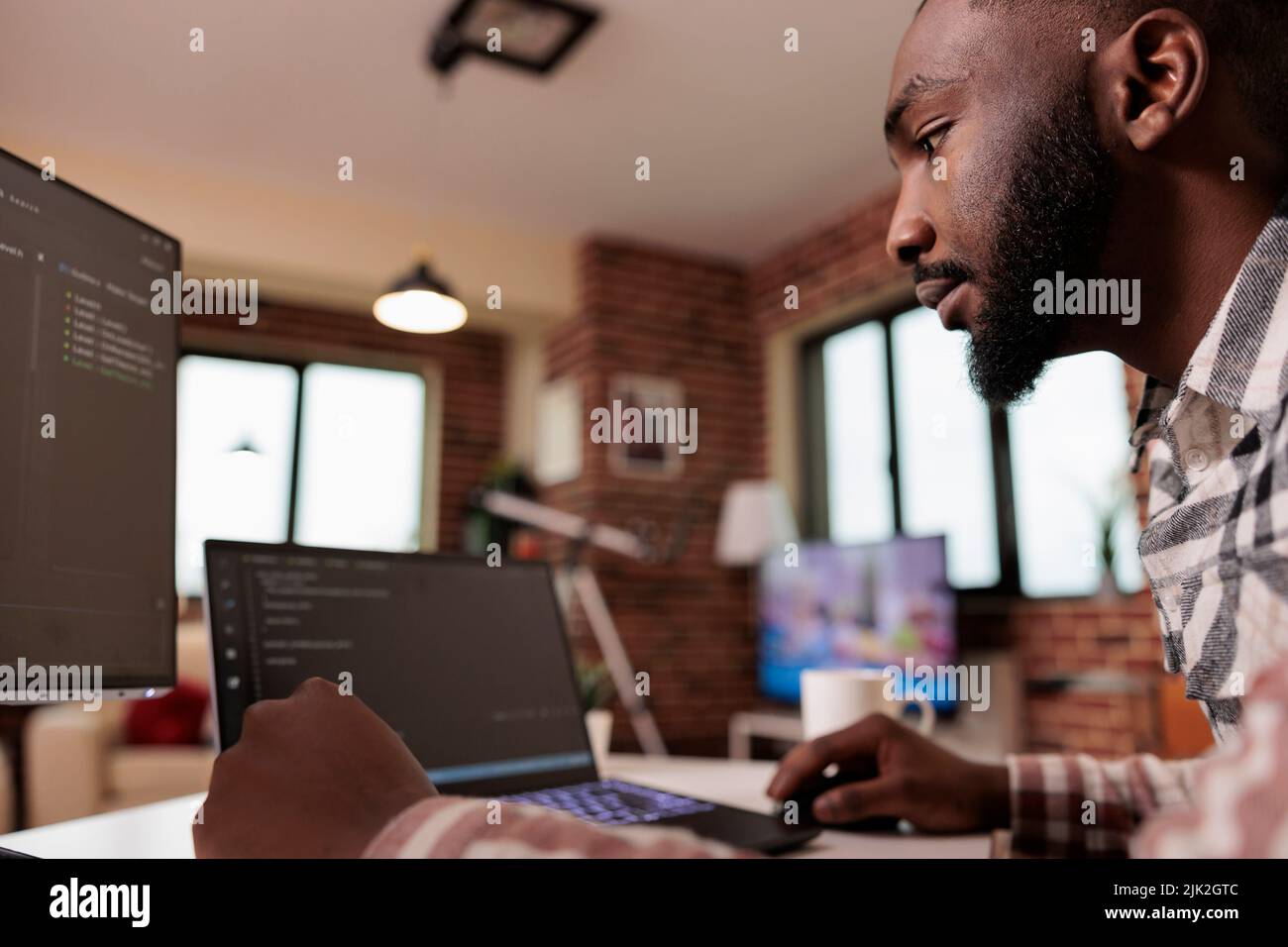 Interfaccia di programmazione binaria per codificatori afroamericani, utilizzando script css html e crittografia sul computer. Server di sicurezza di codifica freelance maschio con applicazione per sviluppatori software. Foto Stock