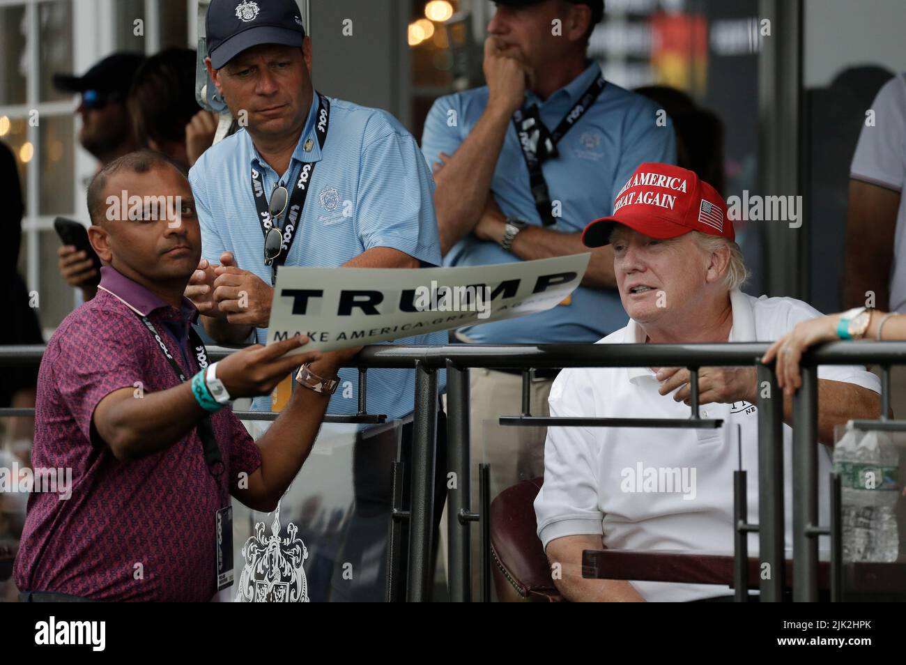 Bedminster, Stati Uniti. 29th luglio 2022. L’ex presidente Donald J. Trump, firma autografi a destra al tee a 16th buche di LIV Golf Bedminster, parte della nuova LIV Golf Invitational Series, presso il Trump National Golf Club venerdì 29 2022 luglio a Bedminster, New Jersey. Foto di Peter Foley/UPI Credit: UPI/Alamy Live News Foto Stock