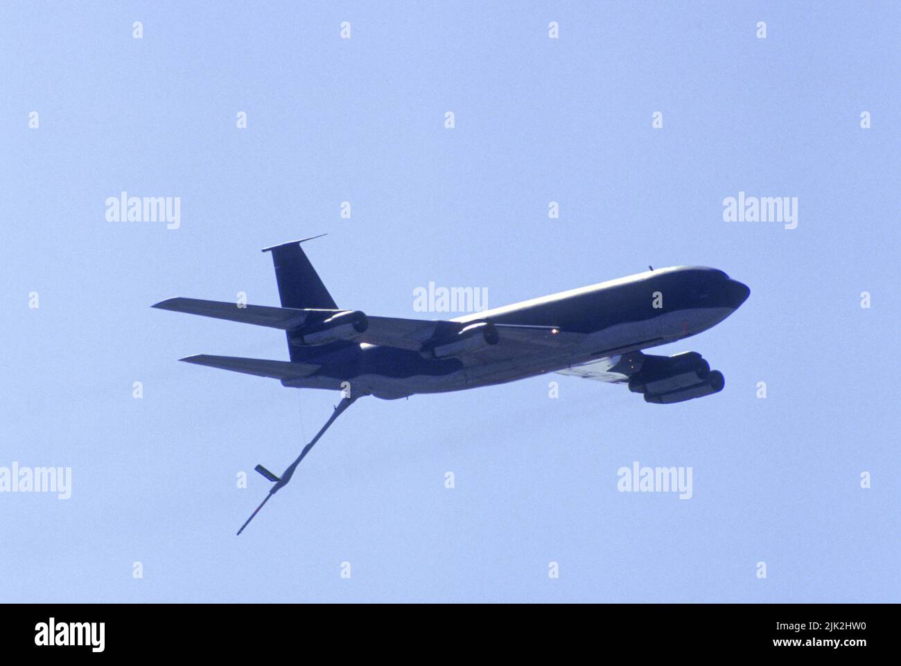 La United States Air Force KC-135 esegue un flyby con sonda di rifornimento estesa alla base dell'aeronautica di Edwards in California Foto Stock