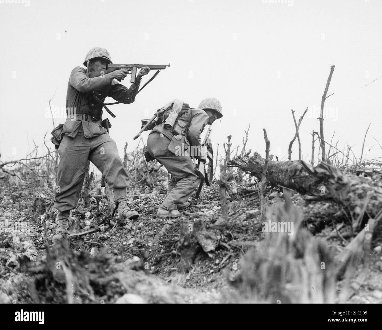 Fotografia di una Marina che mira ad uno cecchino giapponese su Okinawa nel giugno 1945 Foto Stock