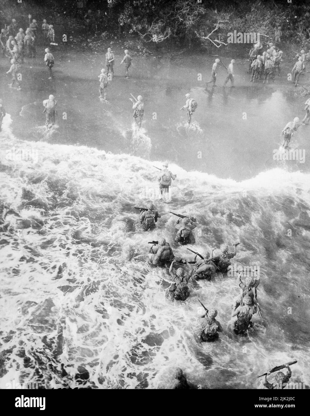 Marines DEGLI STATI UNITI che vanno a terra in mari pesanti come durante gli sbarchi di Capo Gloucester, New Britain, durante la seconda guerra mondiale. Foto Stock