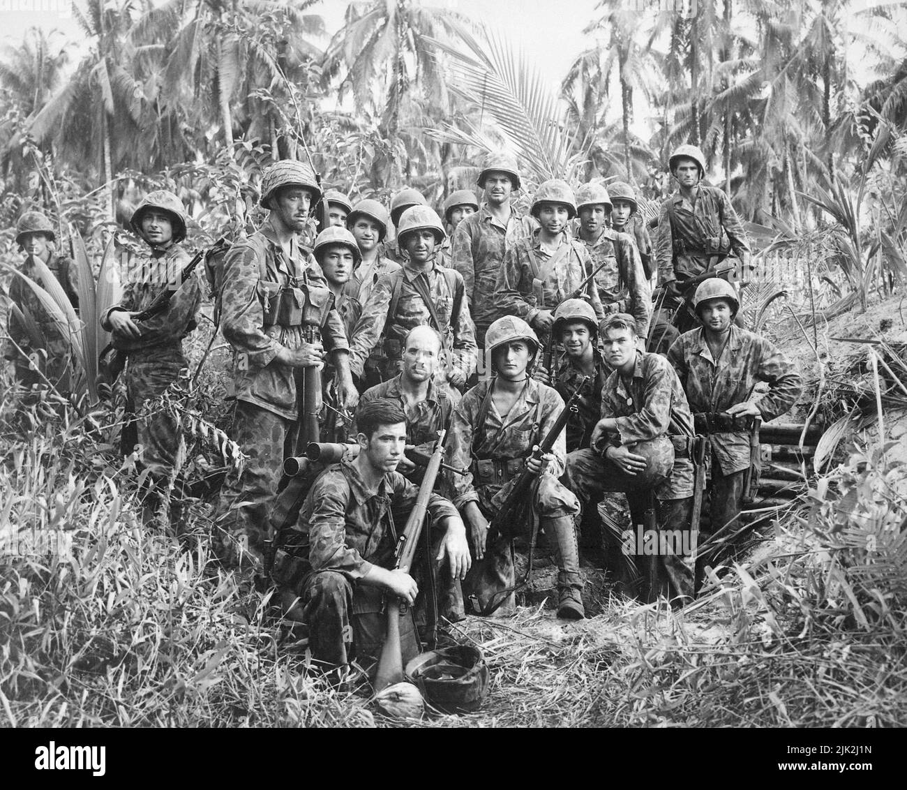 Un gruppo di Marine Raiders statunitensi si è riunito di fronte ad un dugout giapponese a Capo Totkina a Bougainville, Isole Salomone, che ha contribuito a prendere. Foto Stock