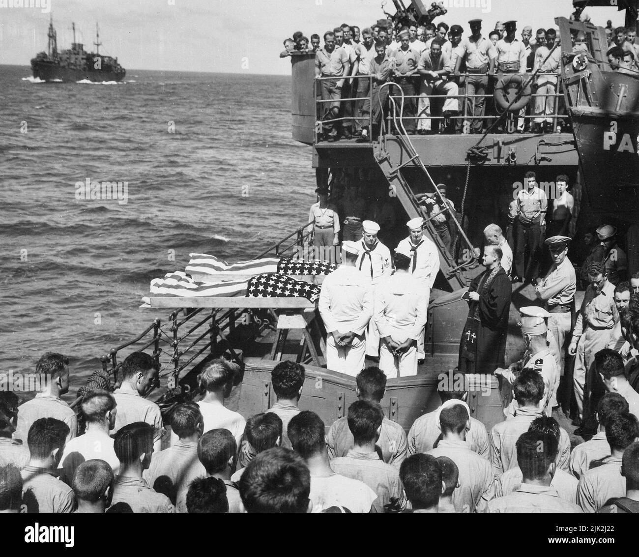 Due uomini arruolati della malata portaerei della Marina degli Stati Uniti USS Liscome Bay, silurato da un sottomarino giapponese nelle Isole Gilbert, sono sepolti in mare dal ponte di un trasporto d'assalto della Guardia Costiera., 11/1943 Foto Stock