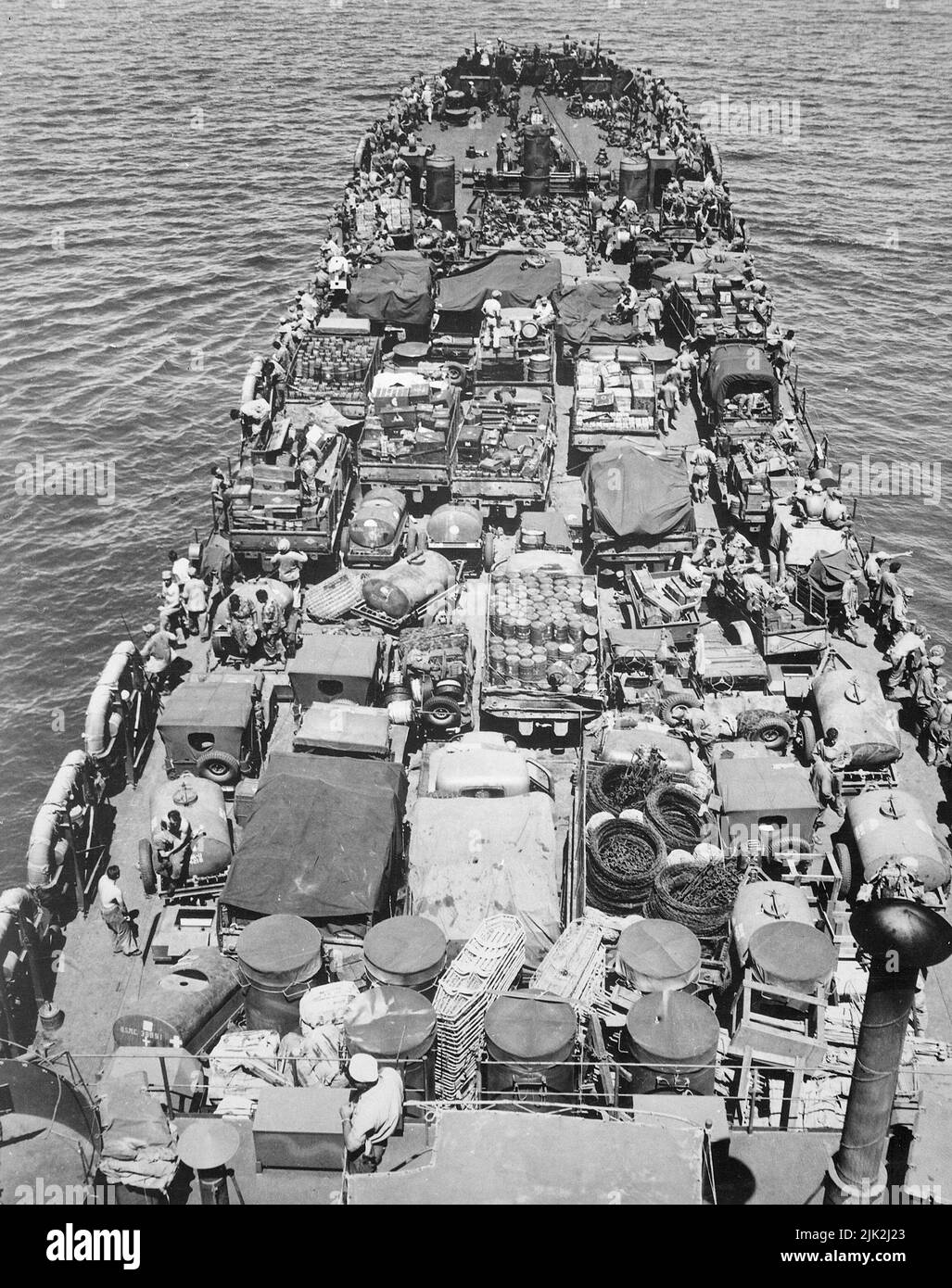 Invasione di Capo Gloucester, New Britain, 24 dicembre 1943. Il ponte di un LST (nave-cisterna di sbarco), presidiato dalla Guardia Costiera, è costellato di uomini e materiale per l'invasione. Foto Stock