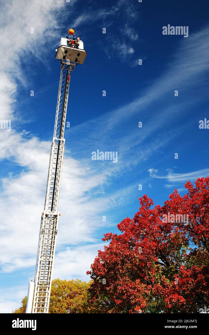I vigili del fuoco si preparano a far cadere una zucca grande da un'altezza vertiginosa in un festival autunnale di Halloween a Cranford, New Jersey Foto Stock