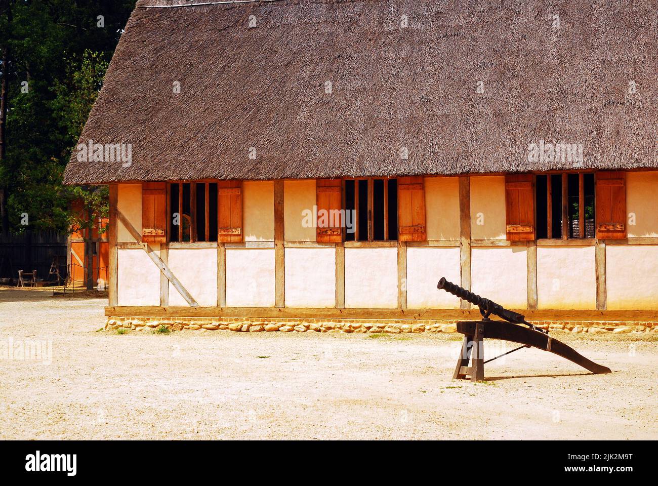Un cannone coloniale solista si trova nel cortile di Colonial Jamestown, dimostrando le difese privative che i coloni della Virginia avevano Foto Stock