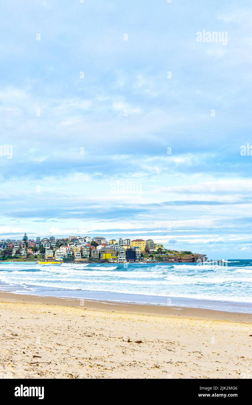 Bella Bondi Beach con case colorate sulla costa dell'Oceano Pacifico di Sydney, Australia. L'iconica spiaggia è una delle più visitate località turistiche Foto Stock