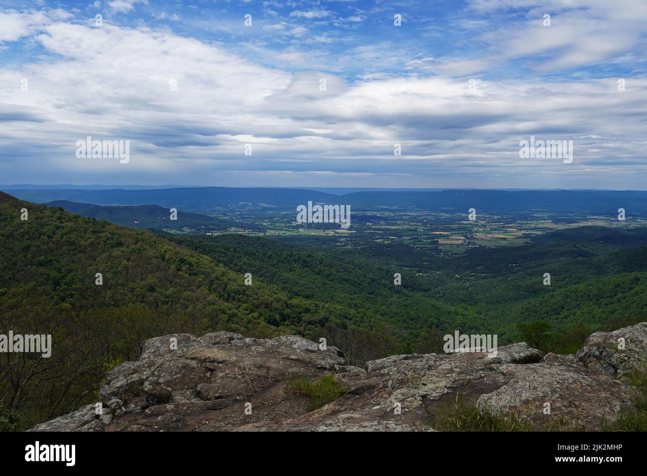 Vista della valle di Shenandoah da un punto panoramico lungo lo skyline del viaggio nel Parco Nazionale di Shenandoah Foto Stock