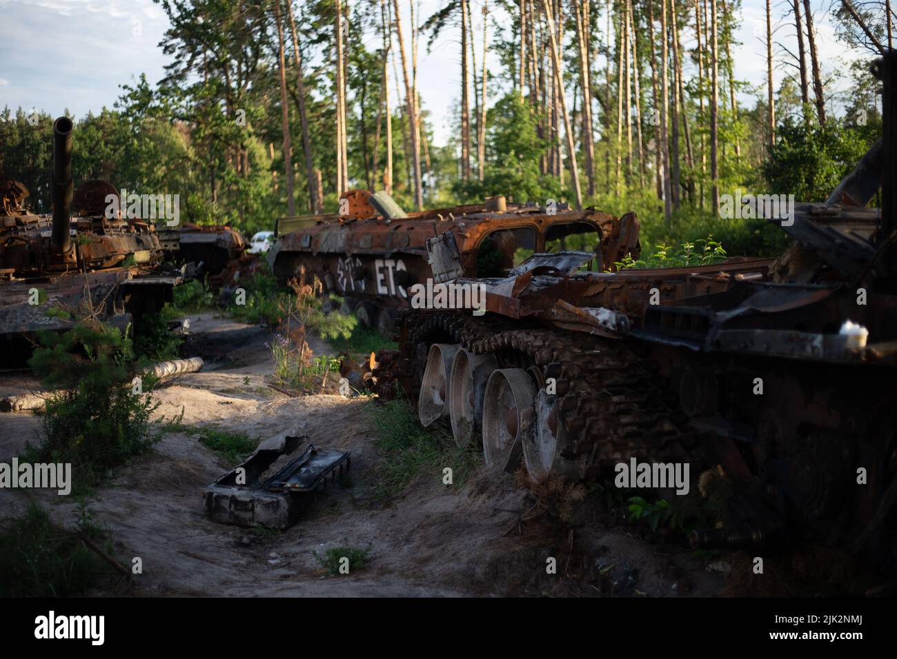 Il moderno carro armato dell'esercito russo in Ucraina distrusse e bruciò durante la guerra del 2022 Foto Stock