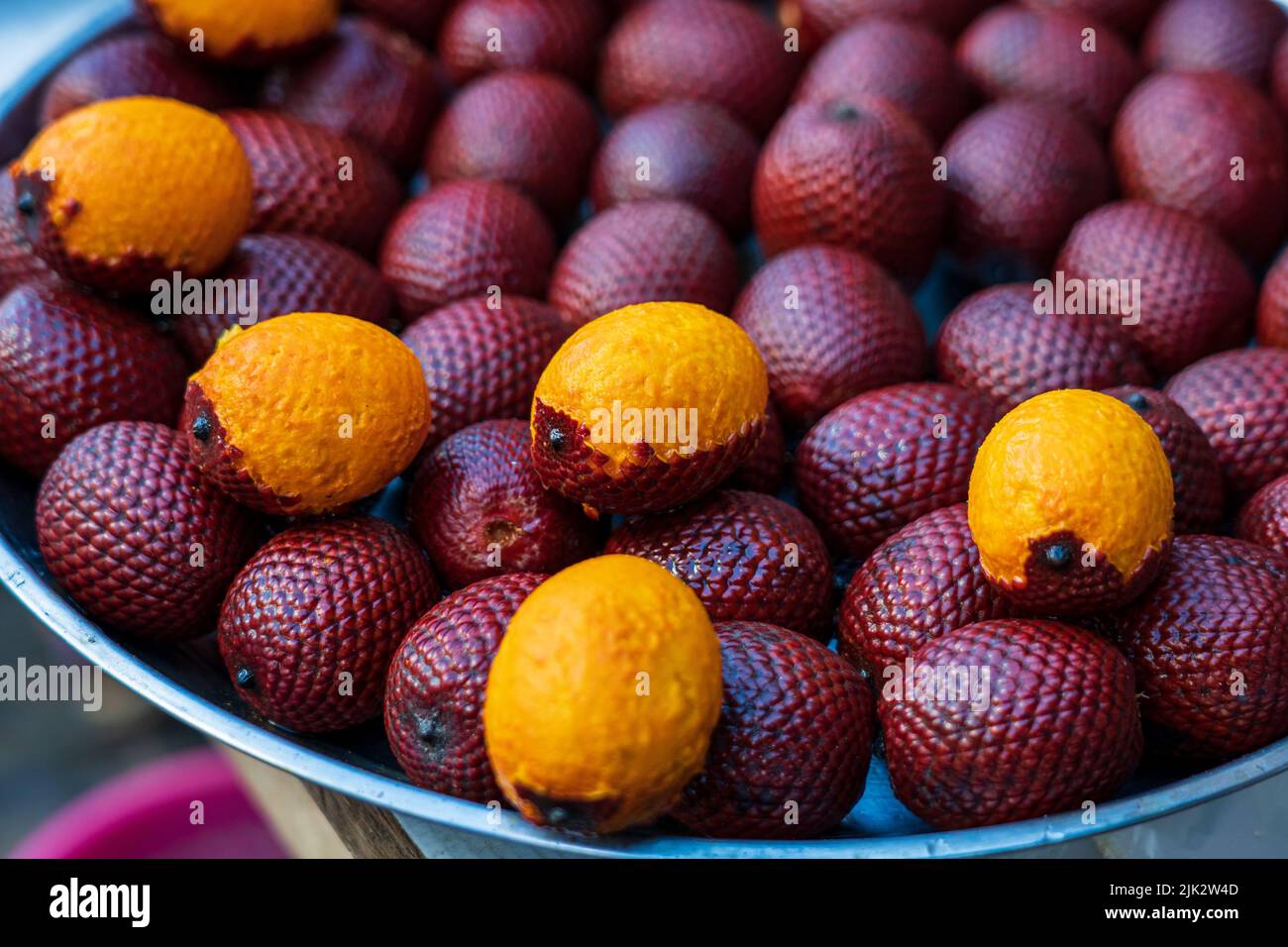 Aguaje (Mauritia flexuosa) in vendita al mercato di Belen a Iquitos, Perù è una ricca fonte di vitamina A. Foto Stock