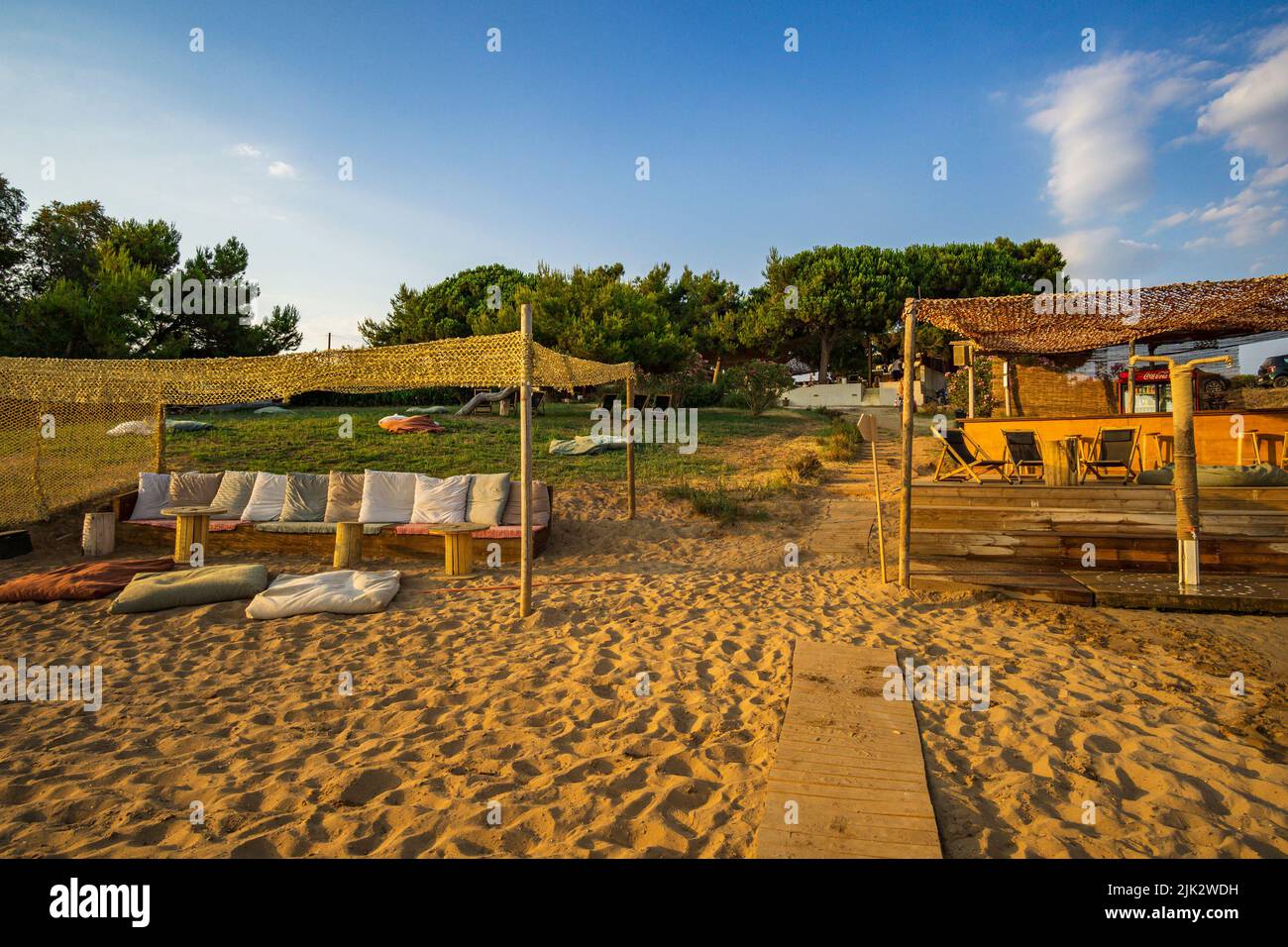 La famosa spiaggia di Romanos si trova vicino al villaggio costiero di Romanos e vicino al famoso Luxury Resort Costa Navarino, una delle principali destinazioni turistiche di Messe Foto Stock