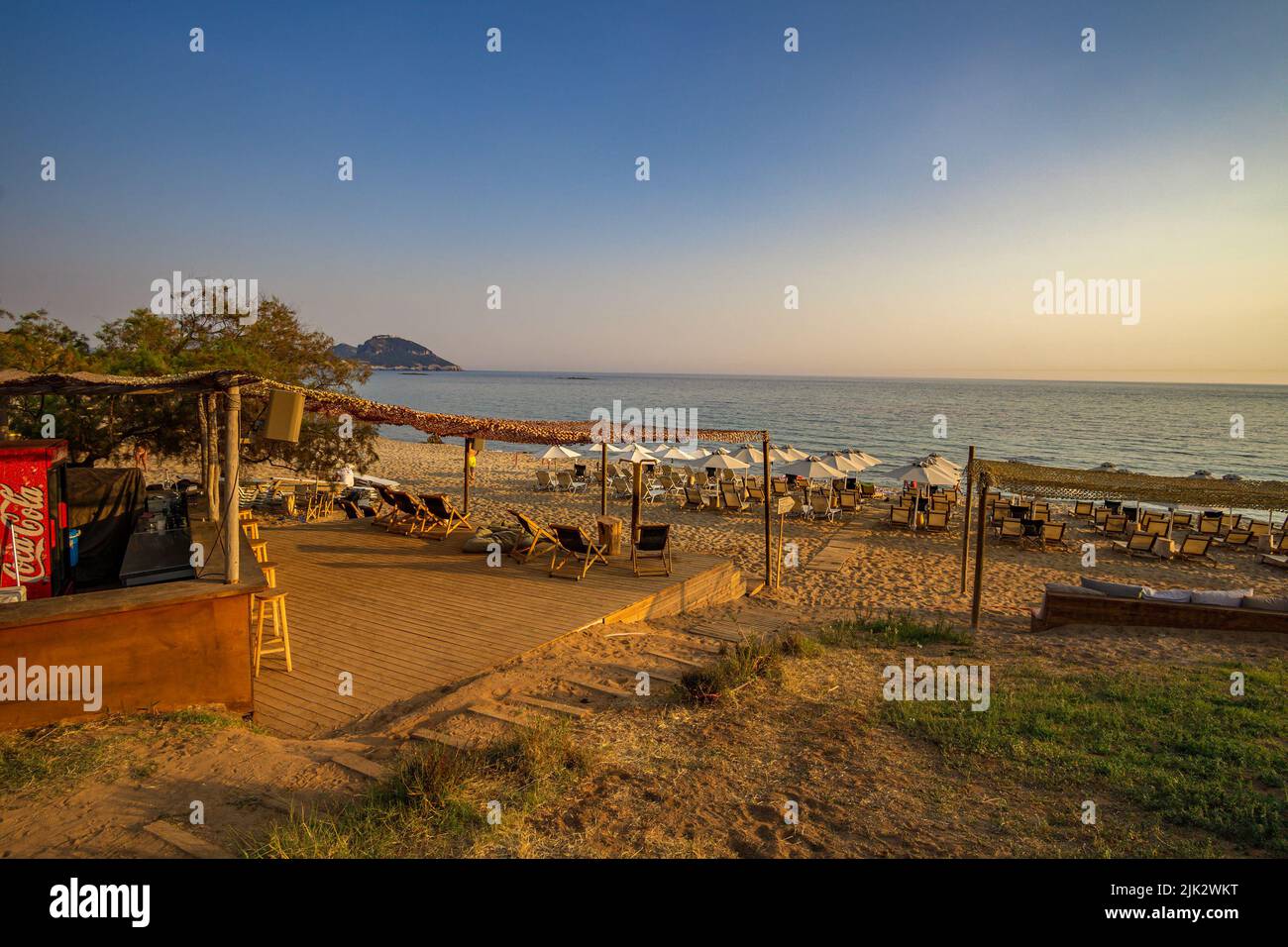 La famosa spiaggia di Romanos si trova vicino al villaggio costiero di Romanos e vicino al famoso Luxury Resort Costa Navarino, una delle principali destinazioni turistiche di Messe Foto Stock