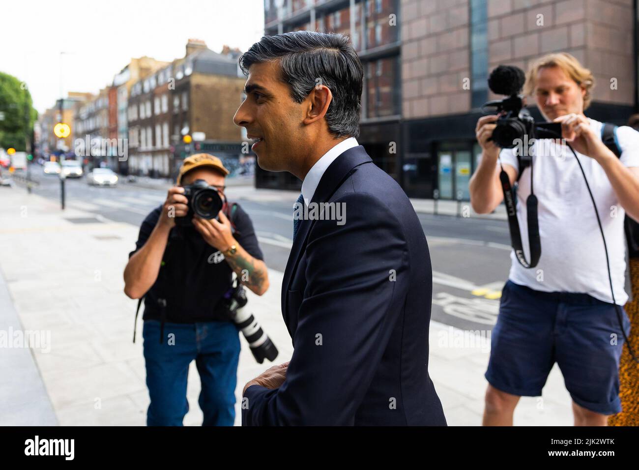 Londra, Regno Unito. 29th luglio 2022. L'ex Cancelliere e leader conservatore, il contendente Rishi Sunak, è visto arrivare agli ITN Studios di Londra prima di un'intervista con Andrew Neil. (Foto di Tejas Sandhu/SOPA Images/Sipa USA) Credit: Sipa USA/Alamy Live News Foto Stock