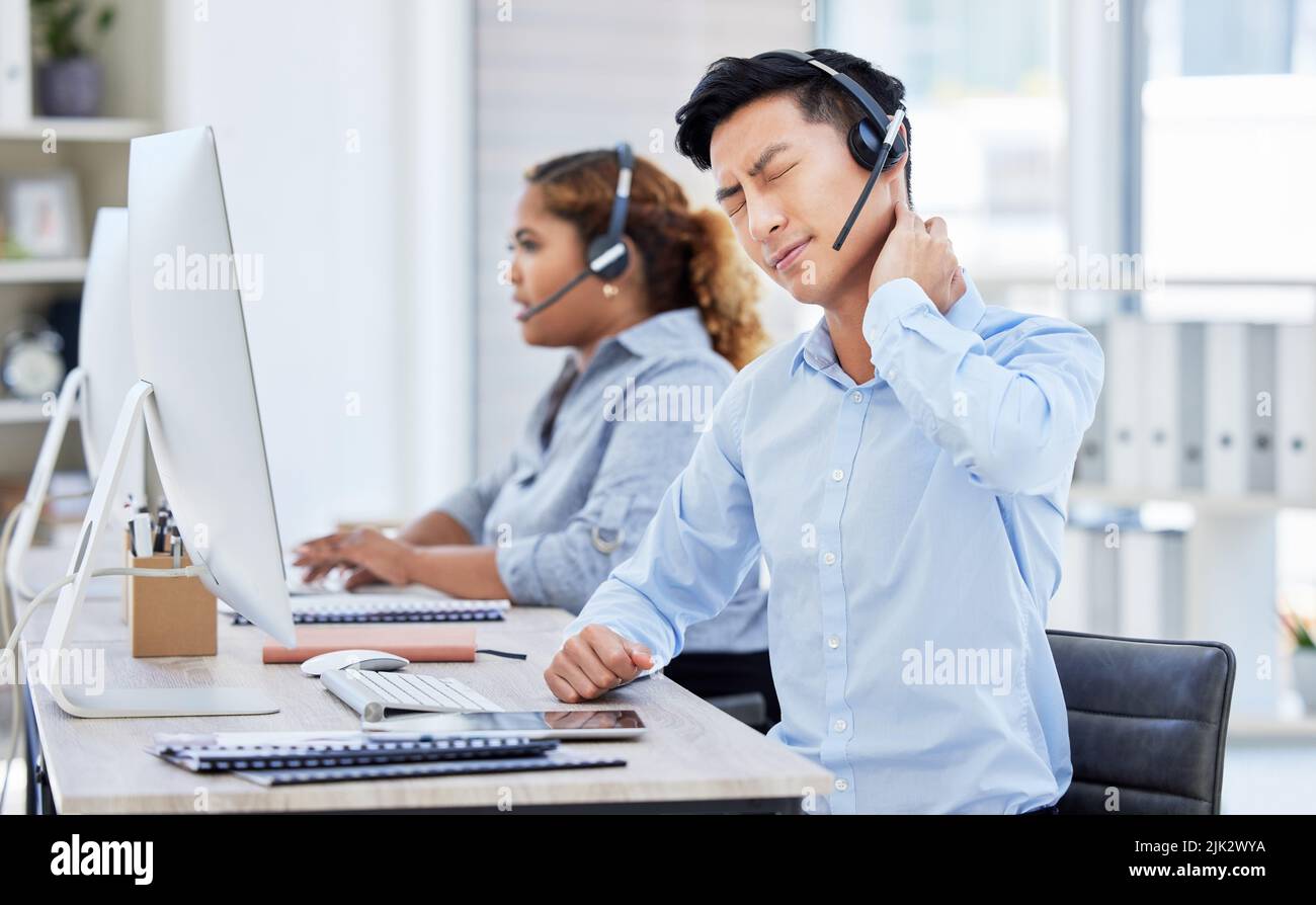 Agente del call center con dolore al collo, stress e mal di schiena stretching male, muscolo teso in un ufficio moderno. Ha sottolineato il consulente di vendita del supporto di e-commerce Foto Stock