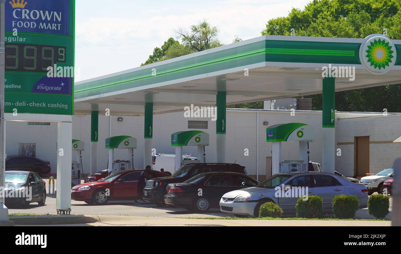 St. Louis, Stati Uniti. 29th luglio 2022. Gli affari in questa stazione di benzina BP sono a rischio come i prezzi scendono sotto $4,00 a St. Louis il venerdì 29 luglio 2022. AAA ha riferito che il nuovo prezzo medio per gallone per il gas senza piombo regolare in Missouri è di $ 4,47, che è di 10 centesimi in meno rispetto a questo tempo la settimana scorsa. Foto di Bill Greenblatt/UPI Credit: UPI/Alamy Live News Foto Stock